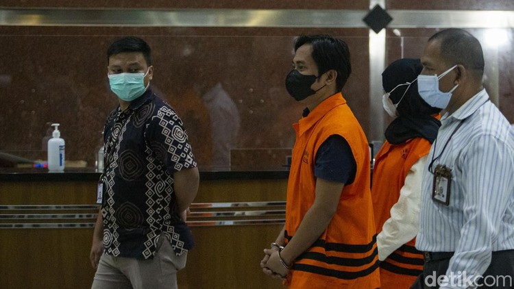 Masih Muda, Bupati Penajem Paser Utara Berujung di KPK KPK menetapkan Bupati Penajam Paser Utara, Kalimantan Timur, Abdul Gafur Mas'ud sebagai tersangka.