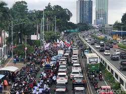 Buruh Demo di DPR, Lalin Jalan Gatot Subroto Arah Grogol Macet Parah