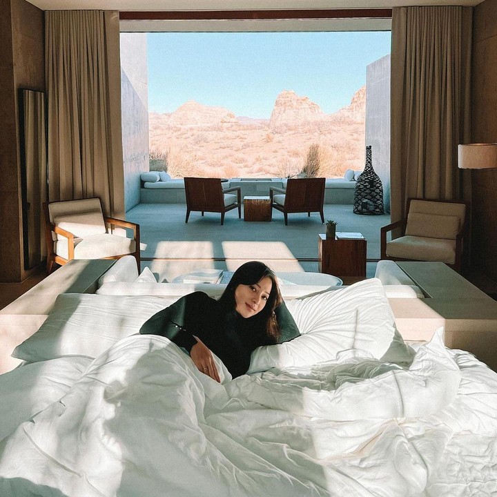 <p>Di sana, Nikita dan suaminya menetap di tempat yang istimewa, lho. Mereka menginap di Amangiri, tempat yang biasa dikunjungi oleh artis Hollywood. Keluarga Kim Kardashian dan Jenner sering menginap di sini dan membagikannya lewat unggahan mereka. (Foto: Instagram @nikitawillyofficial94)</p>