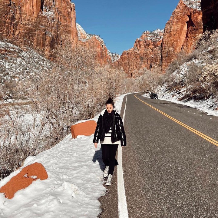 <p>Nikita Willy dan Indra Priawan berkunjung ke daerah Utah yang terkenal dengan pemandangan alamnya. Mereka menikmati musim dingin di area gurun dan pegunungan kering. (Foto: Instagram @nikitawillyofficial94)</p>
