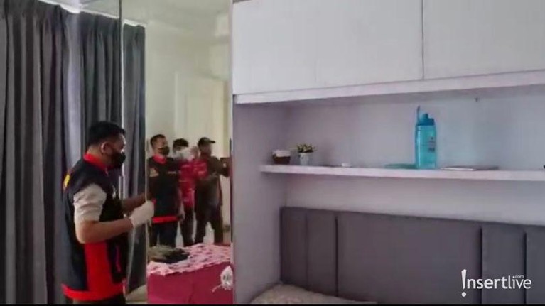 Rumah mewah Irwansyah di kawasan Jombang telah diberi penanda bertuliskan rumah disita oleh pihak kepolisian. Yuk intip!