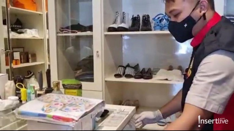 Penampakan Rumah Mewah Irwansyah yang Disita Bank Rumah mewah Irwansyah di kawasan Jombang telah diberi penanda bertuliskan rumah disita oleh pihak kepolisian. Yuk intip!