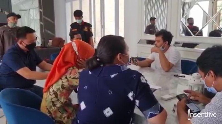 Penampakan Rumah Mewah Irwansyah yang Disita Bank Rumah mewah Irwansyah di kawasan Jombang telah diberi penanda bertuliskan rumah disita oleh pihak kepolisian. Yuk intip!