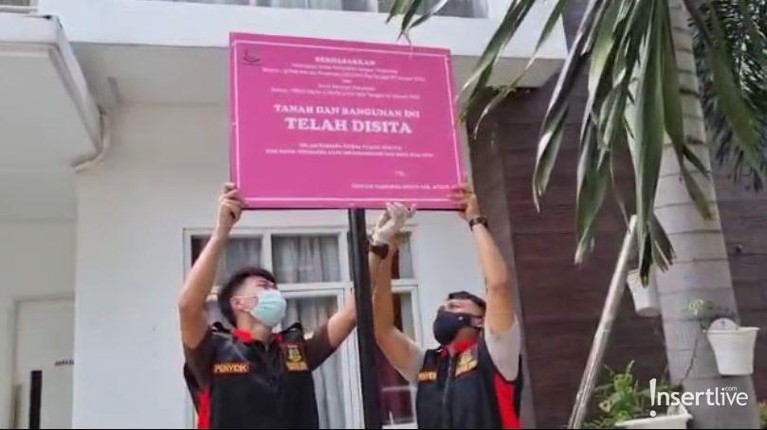 Penampakan Rumah Mewah Irwansyah yang Disita Bank Rumah mewah Irwansyah di kawasan Jombang telah diberi penanda bertuliskan rumah disita oleh pihak kepolisian. Yuk intip!