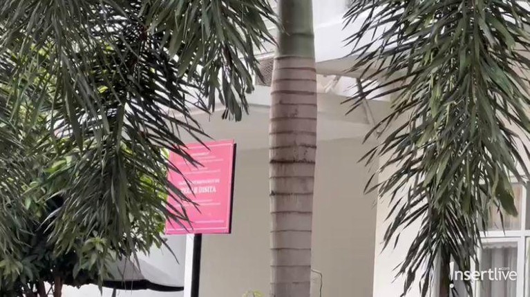 Penampakan Rumah Mewah Irwansyah yang Disita Bank Rumah mewah Irwansyah di kawasan Jombang telah diberi penanda bertuliskan rumah disita oleh pihak kepolisian. Yuk intip!