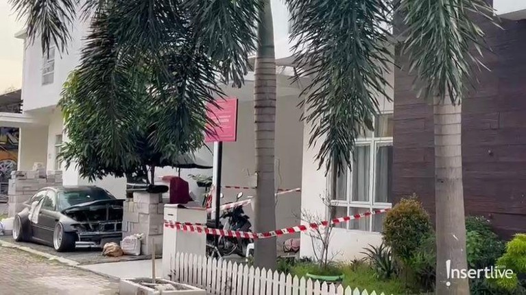 Penampakan Rumah Mewah Irwansyah yang Disita Bank Rumah mewah Irwansyah di kawasan Jombang telah diberi penanda bertuliskan rumah disita oleh pihak kepolisian. Yuk intip!