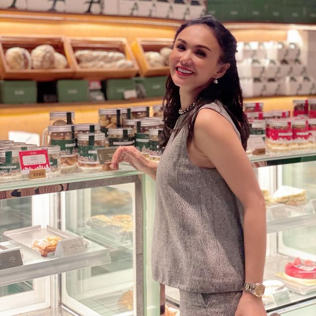 Terkenal dengan rambut pendek&comma; kini Yuni Shara mengubah penampilannya dengan rambut panjang&period; Yuk intip potretnya&excl;