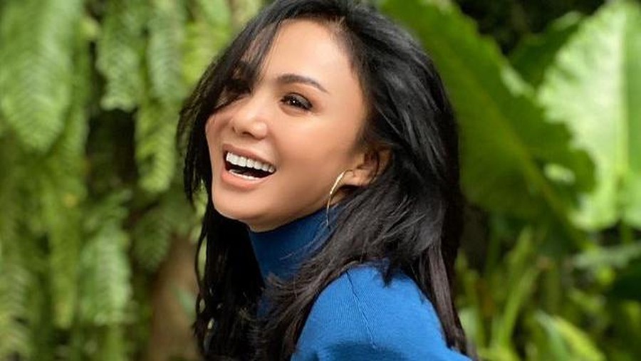 Terkenal dengan rambut pendek, kini Yuni Shara mengubah penampilannya dengan rambut panjang. Yuk intip potretnya!