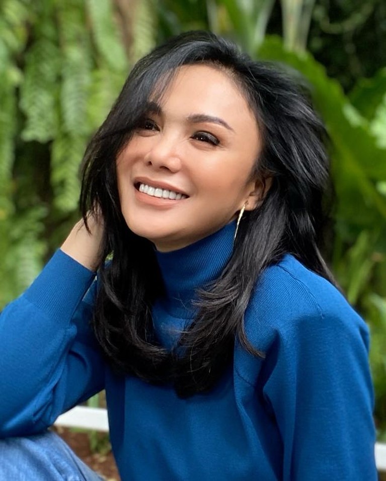 Penampilan Terbaru Yuni Shara Terkenal dengan rambut pendek, kini Yuni Shara mengubah penampilannya dengan rambut panjang. Yuk intip potretnya!