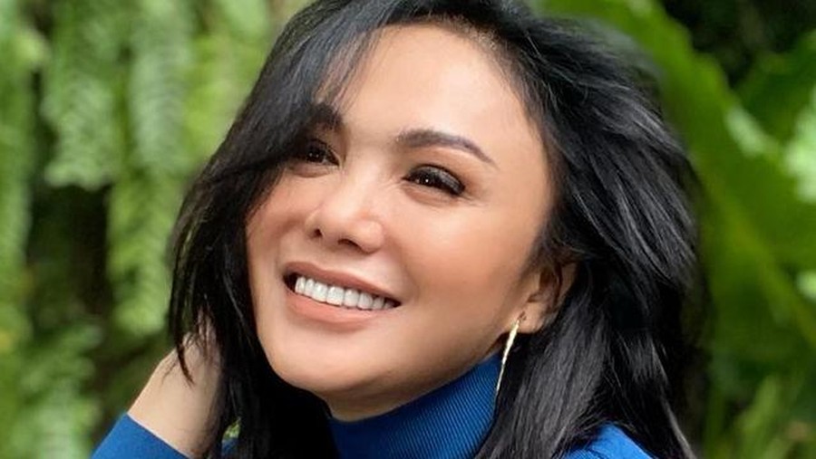 Terkenal dengan rambut pendek, kini Yuni Shara mengubah penampilannya dengan rambut panjang. Yuk intip potretnya!