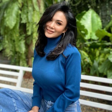 7 Potret Terbaru Yuni Shara dengan Rambut Panjang, Makin Cantik!