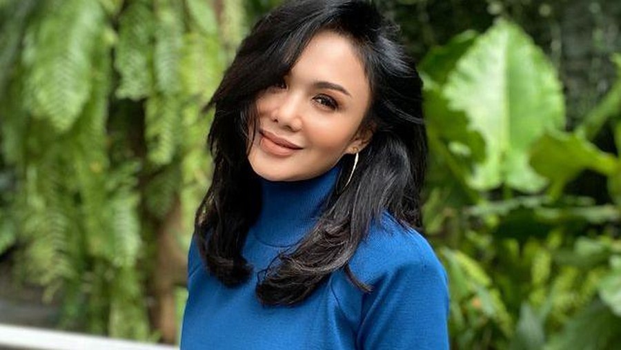 Terkenal dengan rambut pendek, kini Yuni Shara mengubah penampilannya dengan rambut panjang. Yuk intip potretnya!