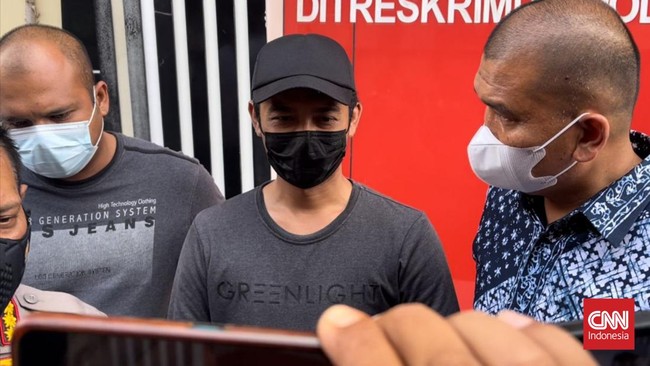 Polda Jawa Timur menangkap pria yang menendang sesajen di daerah erupsi Gunung Semeru, Jawa Timur. Pria itu ditetapkan sebagai tersangka.