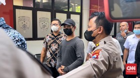 Penendang Sesajen Semeru Berprofesi Sebagai Ustaz Kajian Ibu-ibu