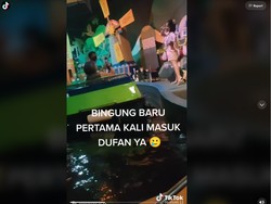 Viral di Tiktok, Pengunjung Istana Boneka Turun dari Perahu dan Foto-foto
