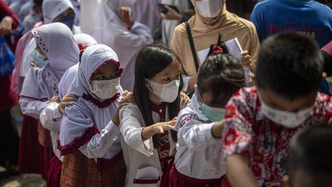 Kepala Sekolah Dasar Negeri (SDN) Uwung Jaya diprotes orang tua dan ditegur Pemkot Tangerang karena gelar lomba tidak elok terhadap murid baru.