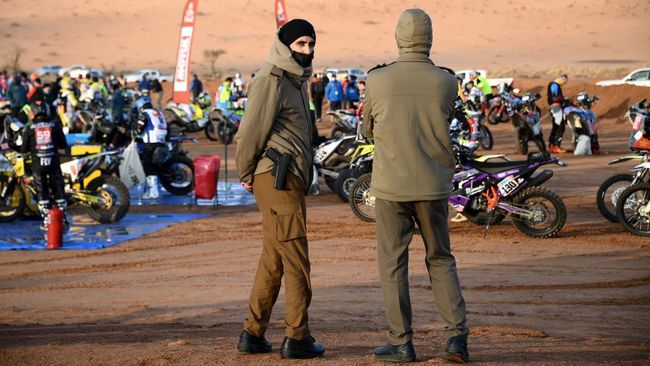 Curhat Eks Polisi Syariat Berhenti karena Sekularisasi di Saudi Sejumlah mantan polisi syariat Saudi mengeluhkan aturan baru menuju sekularisasi yang belakangan ini dicanangkan oleh Kerajaan Arab Saudi.