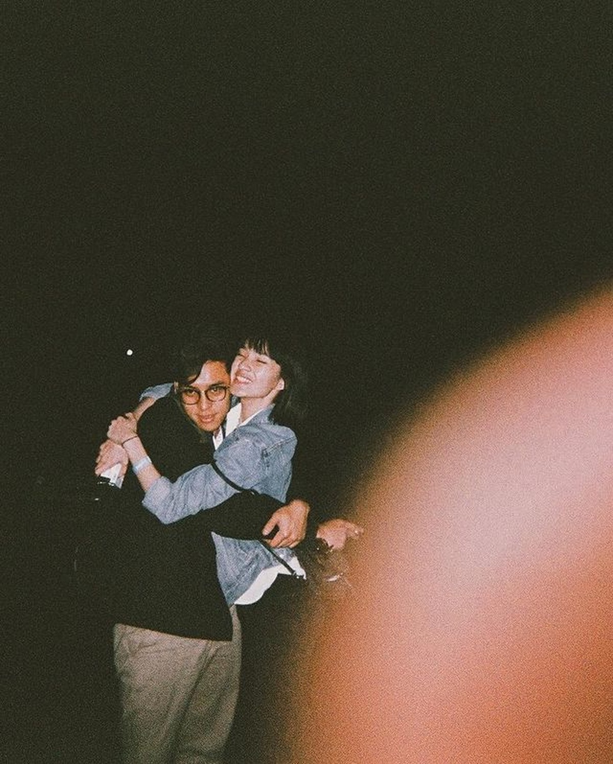 Usai terjerat kasus narkoba&comma; nama Ardhito Pramono kembali menghebohkan karena telah punya istri&period; Yuk intip potretnya dan sang istri&excl;