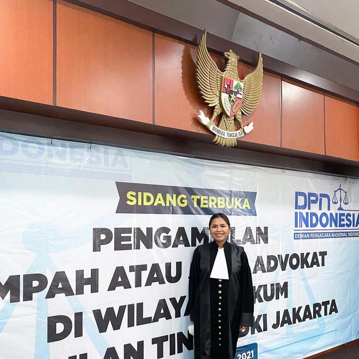 <p>Felicia Hutapea lahir pada 1995, Bunda. Ia pun menempuh pendidikan hukum untuk mengikuti jejak sang Ayah. (Foto: Instagram: @feliciahutapeaaa)</p>