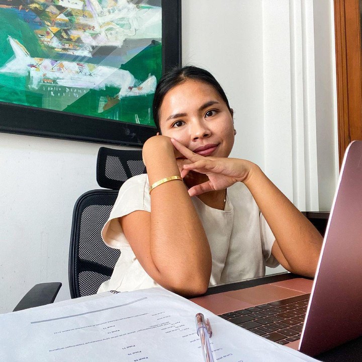 <p>Ia juga kerap berbagi pengalamannya kepada sesama dan calon pengacara di berbagai acara. Wah, hebat banget, ya! (Foto: Instagram: @feliciahutapeaaa)</p>