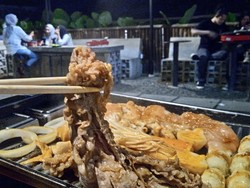 Cara Makan Makanan Dibakar yang Aman bagi Ibu Hamil Saat Tahun Baru