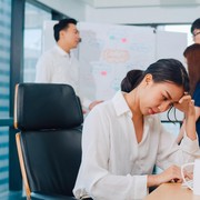 5 Kebiasaan Buruk Ini Menjadi Faktor Utama Pikiran & Tubuh Sering Lelah Berlebih Usai Seharian Bekerja