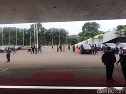 Karyawan DPR Berhamburan Keluar Gedung Saat Gempa M 6,7