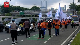 VIDEO: Ribuan Buruh Demo Minta Batalkan Omnibus Law