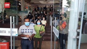 VIDEO: Gempa M 6,7 Buat Pengunjung dan Pekerja Mal Panik Berhamburan
