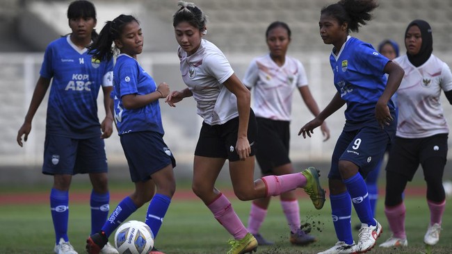 Mantan pelatih Timnas Putri Indonesia, Rully Nere, mengingatkan Garuda Pertiwi harus siap kalah dengan skor besar di Piala Asia Wanita 2022.