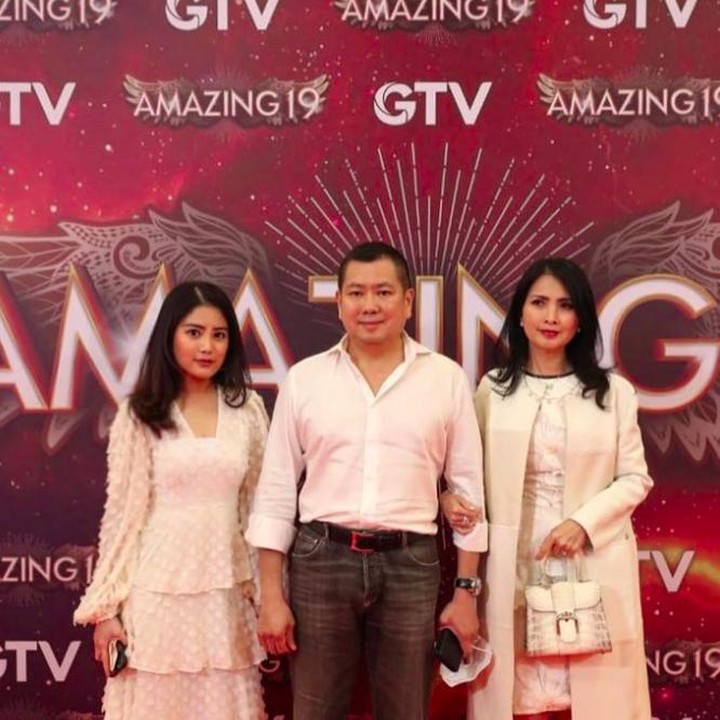 <p>Wanita kelahiran 1993 ini adalah anak kedua dari lima bersaudara dari pasangan Hary Tanoesoedibjo dan Liliana Tanoesoedibjo. (Foto: Instagram @valenciatanoe)</p>