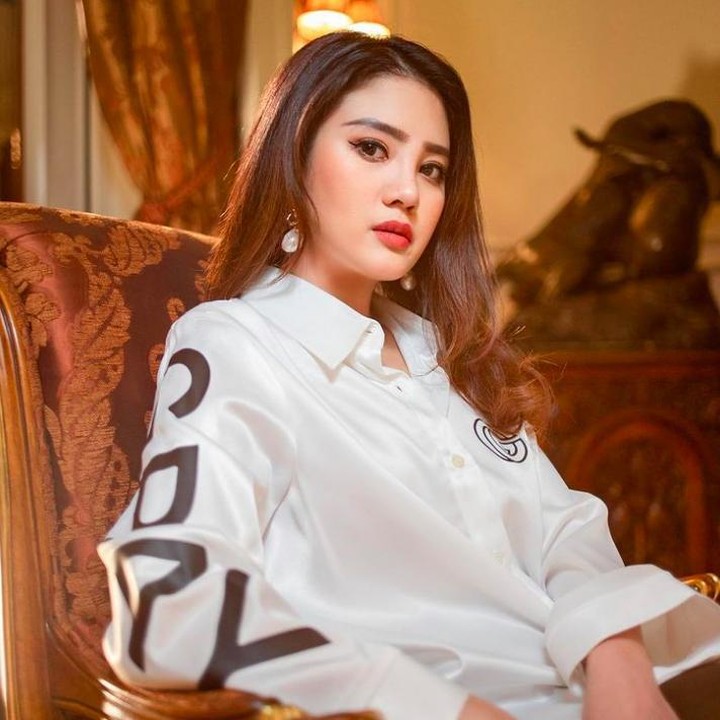 <p>Bakat menurun dari sang ayah dan ibunda, Valencia juga mengelola beberapa perusahaannya. Perusahaan yang ia kelola itu mayoritas bergerak di bidang fashion. (Foto: Instagram @valenciatanoe)</p>