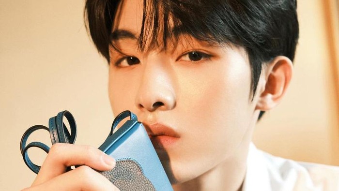 Super Gemas! Intip Gaya Stylish Winwin NCT Memakai Koleksi Loewe x Spirited Away