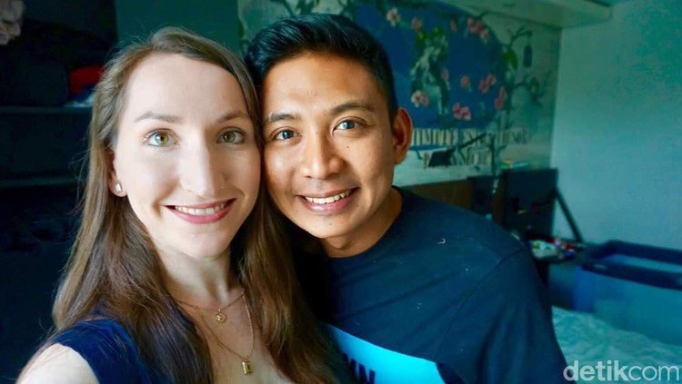 Foto Kesa Farizal dengan Lisa Johanna, kisah cinta beda negara viral di media sosial.