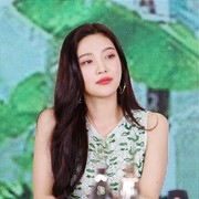 Stylish dan Memesona, Ini 8 Pesona Joy Red Velvet dalam Outfit Warna Hijau! Tertarik Mencoba?