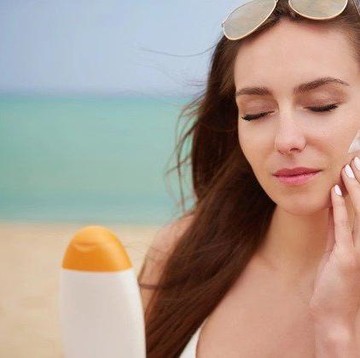 img-title BeauPicks: Lindungi Wajah dari Blue Light dengan 3 Sunscreen Ini, Pekerja WFH Wajib Tahu!
