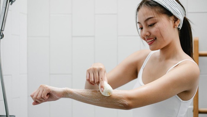 Bukan Hanya Bikin Lebih Cerah, 5 Manfaat Ini Bisa Kamu Dapatkan Jika Rajin Eksfoliasi Tubuh Bukan Hanya Bikin Lebih Cerah, 5 Manfaat Ini Bisa Kamu Dapatkan Jika Rajin Eksfoliasi Tubuh