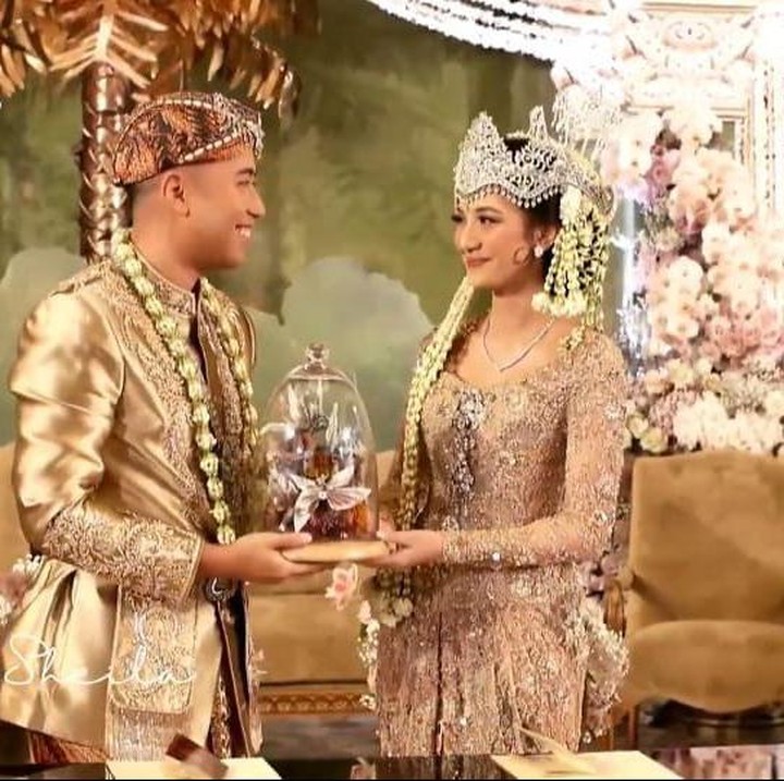 <p>Tak main-main, Vidi memberikan mas kawin US$1.000 dan 501 poundsterling kepada Sheila, Bunda. (Foto: YouTube Vidi Aldiano)</p>