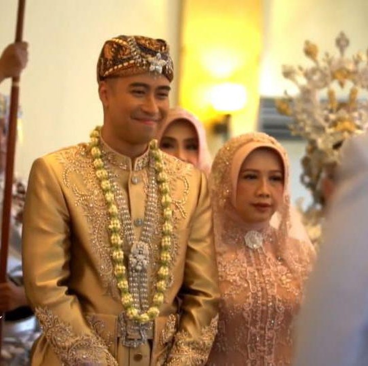 <p>Vidi Aldiano memasuki ruangan didampingi dengan kedua orang tuanya, Bunda. Ia pun terlihat gagah dengan mengenakan pakaian adat Sunda. (Foto: YouTube Vidi Aldiano)</p>