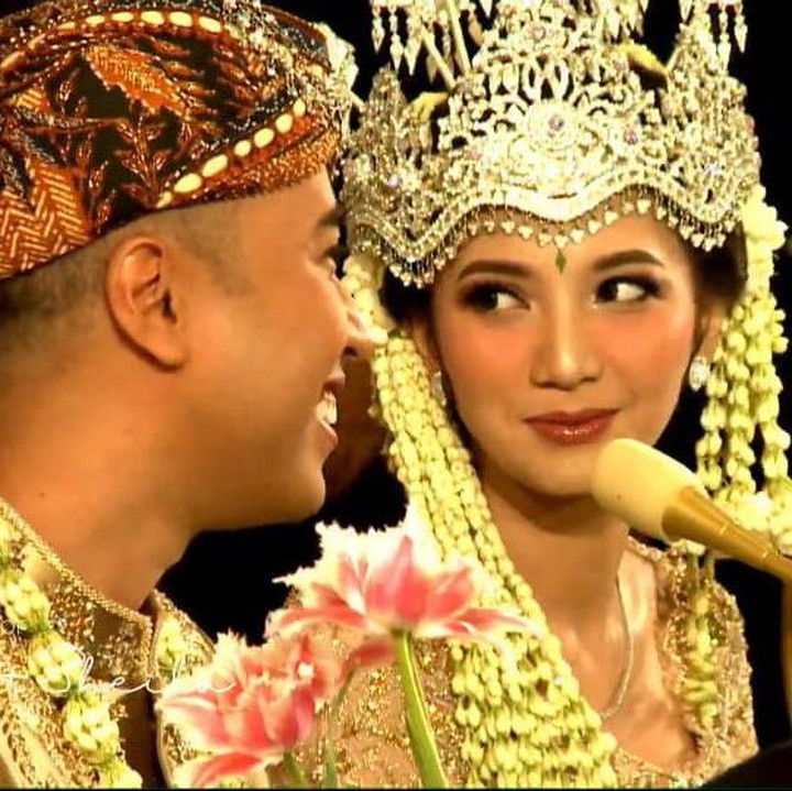 <p>Usai mengucapkan ijab, Vidi Aldiano pun memancarkan senyum semringah sambil menatap wanita yang kini menjadi istrinya. (Foto: YouTube Vidi Aldiano)</p>