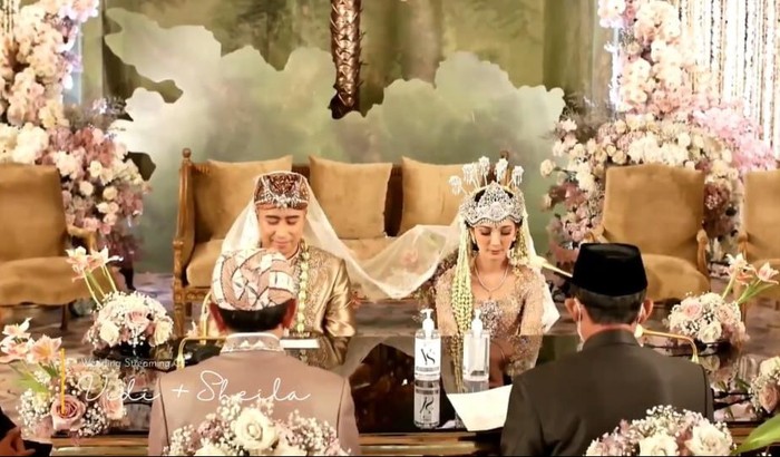 Pesta pernikahan pasangan selebritas yang satu ini digelar dengan adat Sunda. Bukan tanpa alasan, hal ini lantaran Sheila Dara yang merupakan perempuan kelahiran tanah Sunda, Bandung. (Foto: YouTube Vidi Aldiano)