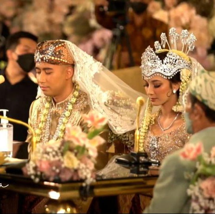 <p>Setelah memasuki tempat akad, selanjutnya Sheila datang menemani Vidi. Ia pun terlihat cantik dengan mengenakan mahkota siger di kepala. (Foto: YouTube Vidi Aldiano)</p>