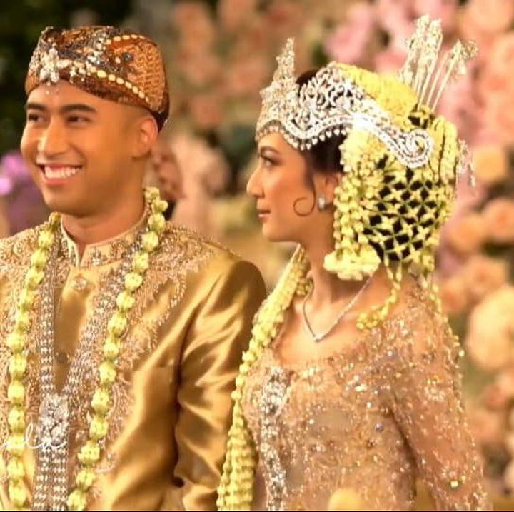 <p>Tak hanya Vidi, Sheila yang memasuki ruangan setelahnya pun tampak sangat anggun. Ia pun mengenakan mahkota siger di kepalanya. (Foto: YouTube Vidi Aldiano)</p>