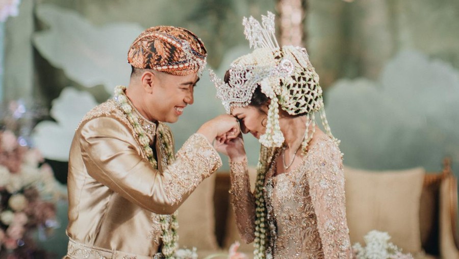Resmi Menikah, Sheila Dara Diberi Piala dari Ayah Vidi Aldiano