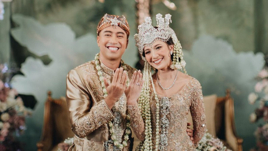 Resmi Menikah, Sheila Dara Diberi Piala dari Ayah Vidi Aldiano