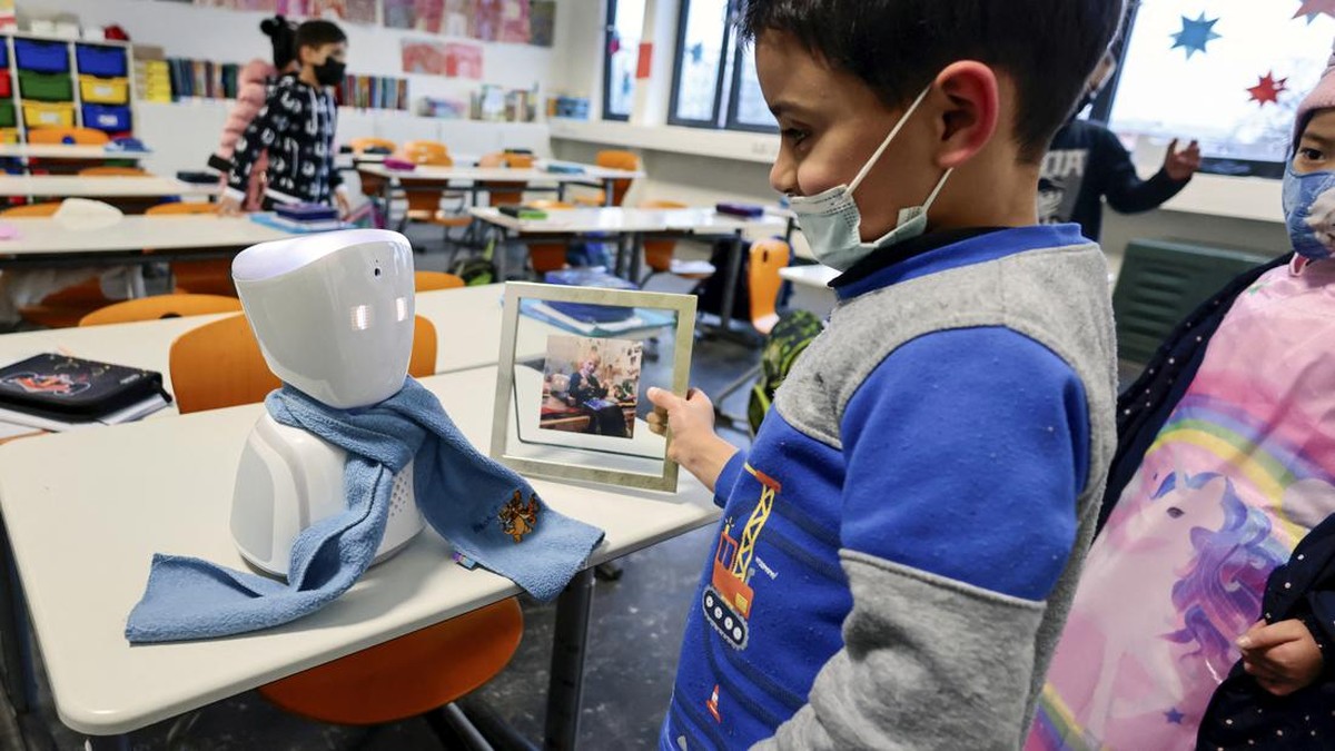 FOTO: Robot Masuk Sekolah, Gantikan Siswa yang Sakit