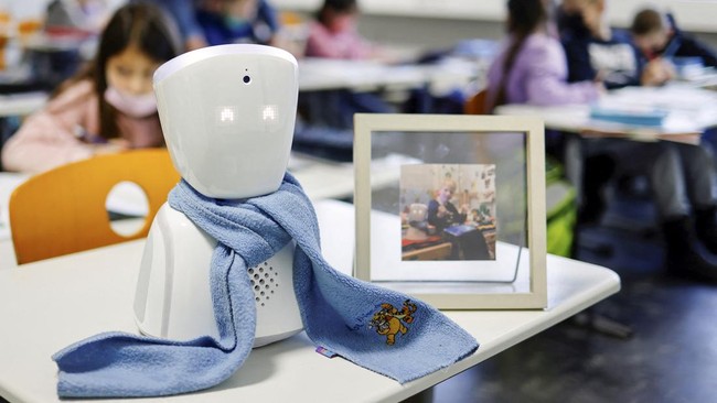 FOTO: Robot Masuk Sekolah, Gantikan Siswa yang Sakit