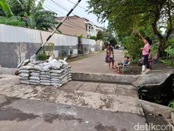 Alasan Warga Perumahan di Pondok Bambu Bikin Tanggul Tengah Jalan: Banjir