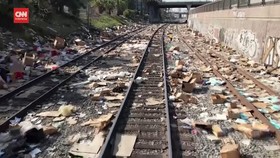 VIDEO: Ribuan Paket Rusak Berserakan di Rel Kereta Los Angeles