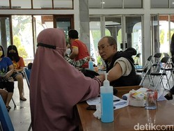 Lansia di Garut Diprioritaskan Disuntik Vaksin Booster